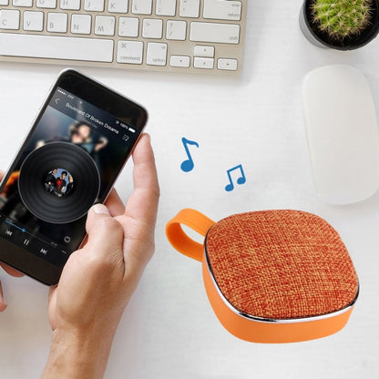 X25 การออกแบบผ้าแบบพกพาลำโพงสเตอริโอ Bluetooth พร้อมไมโครโฟนในตัวรองรับการโทรแบบแฮนด์ฟรีและการ์ด TF และ AUX IN ระยะทาง Bluetooth: 10 ม.