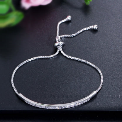 เครื่องประดับมือที่สวยหรูปรับได้ฝังไมโครเพทายเงาแถวเดียวโค้ง Aracelet