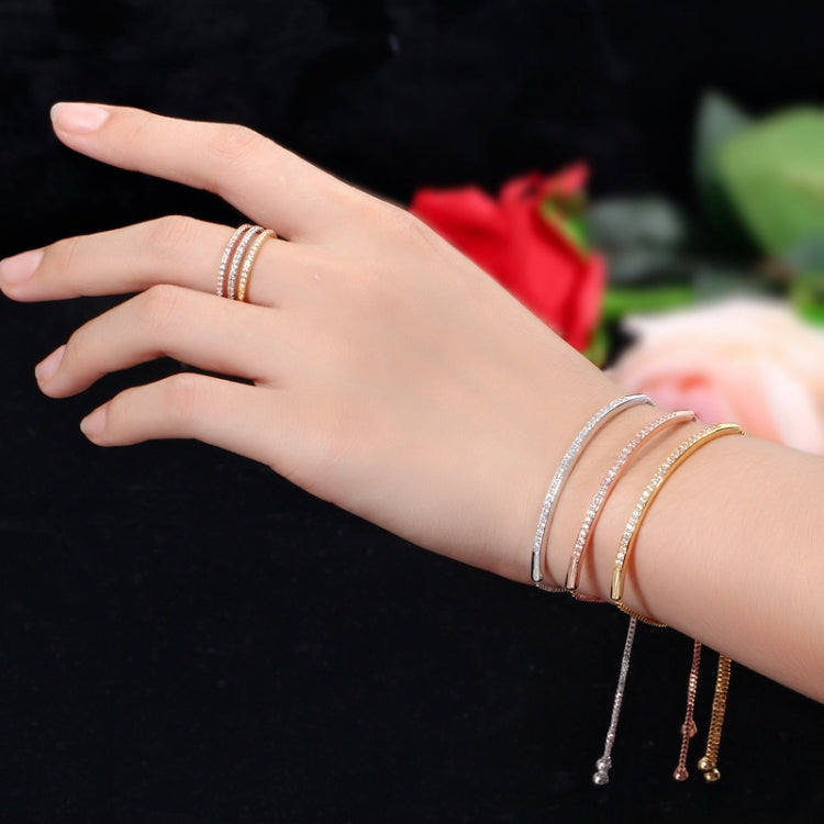 เครื่องประดับมือที่สวยหรูปรับได้ฝังไมโครเพทายเงาแถวเดียวโค้ง Aracelet